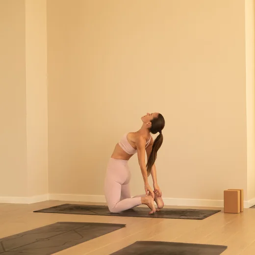 Mujer practicando yoga en el estudio Alma en Asunción