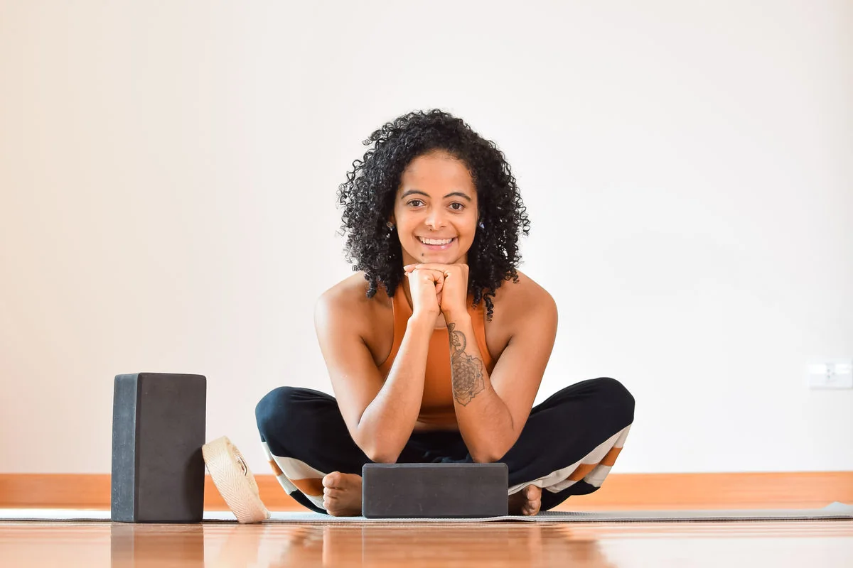 Profesora de Arandu Yoga en su espacio de práctica
