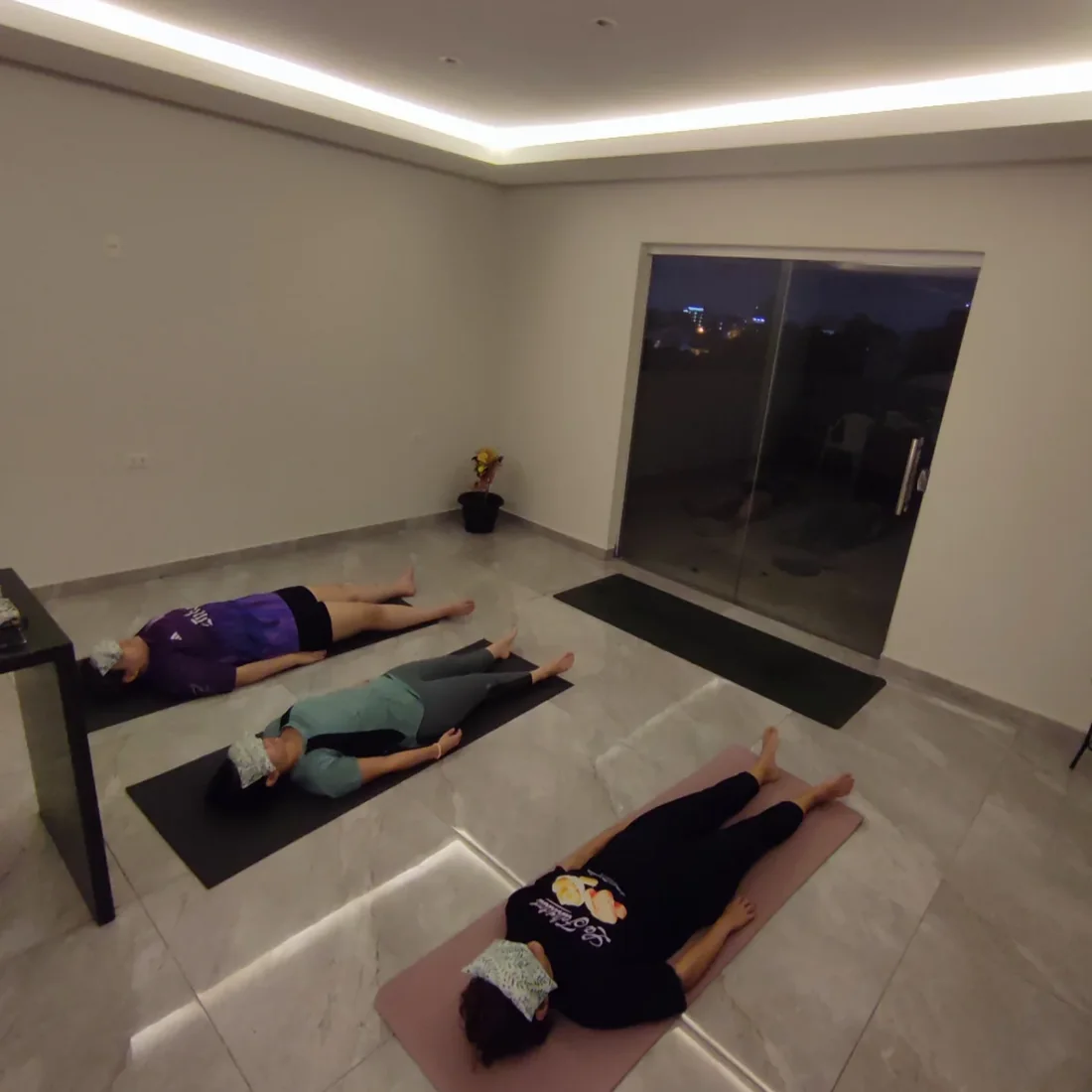 Clase de Hatha yoga en el estudio Yogalepy de Asunción